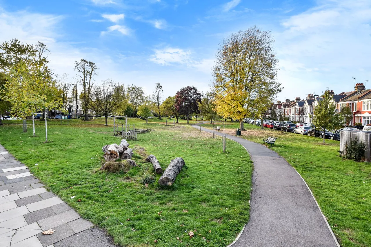 Warwick Road, Bounds Green, N11, photo 16