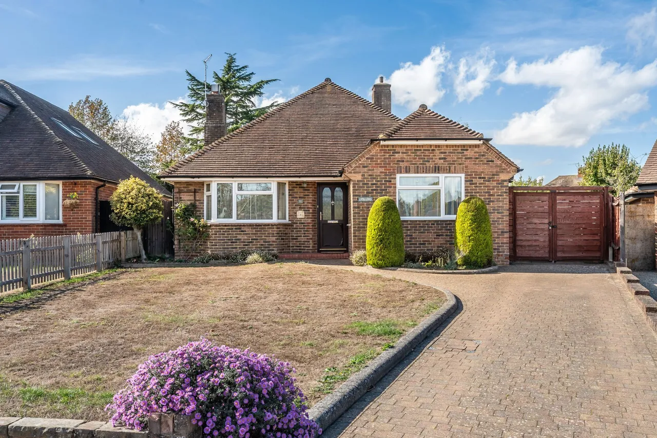 3 bed house for sale, Charlock Way, Burpham, GU1