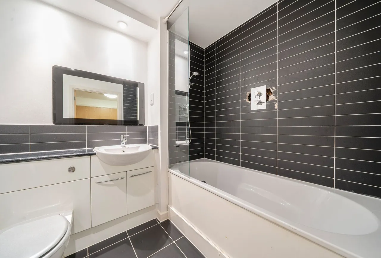 Exon Apartments, Mercury Gardens, RM1 3HF, photo 5