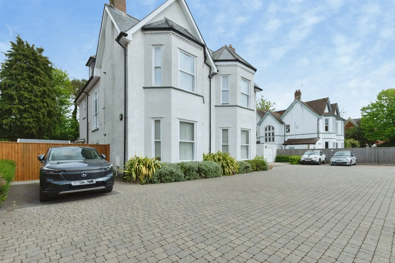 2 bed flat for sale — Lansdowne Road, Bournemouth