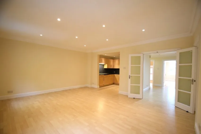 2 bed property to rent, Chiswick High Road, W4