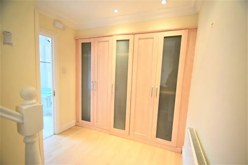 Chiswick High Road, W4, photo 10