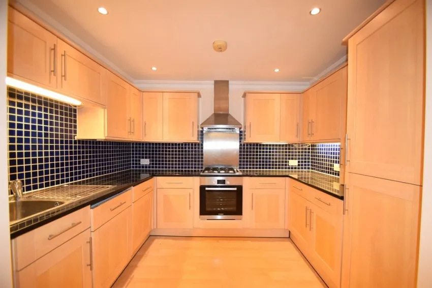 Chiswick High Road, W4, photo 2