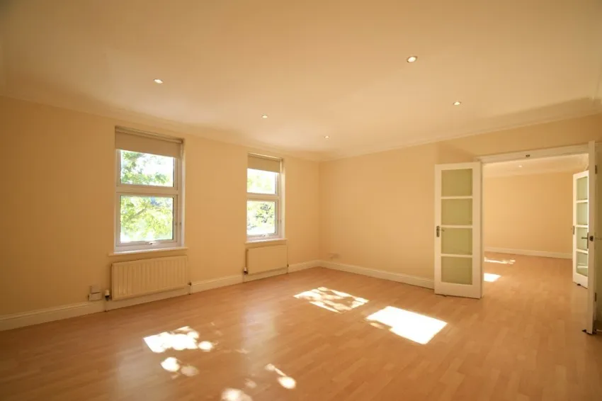 Chiswick High Road, W4, photo 4