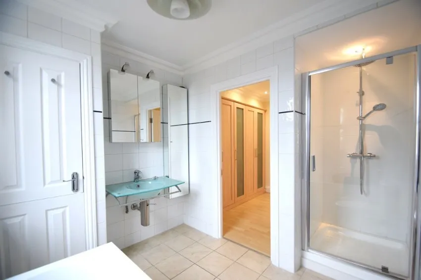 Chiswick High Road, W4, photo 11
