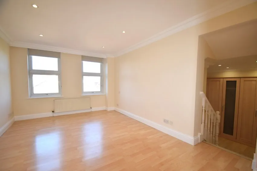 Chiswick High Road, W4, photo 8
