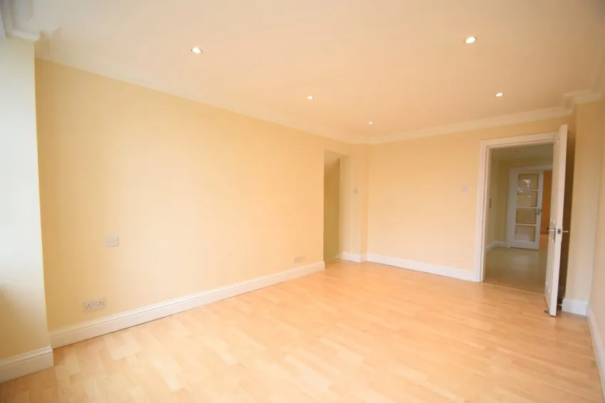 Chiswick High Road, W4, photo 9