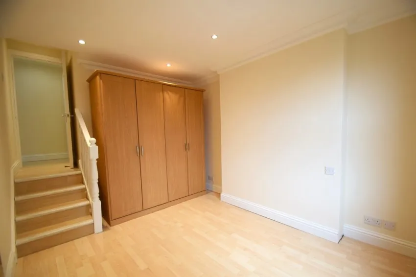 Chiswick High Road, W4, photo 13