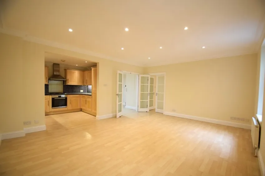 Chiswick High Road, W4, photo 3