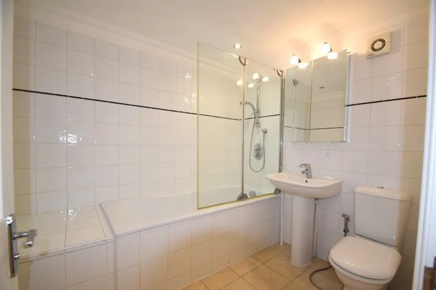 Chiswick High Road, W4, photo 7