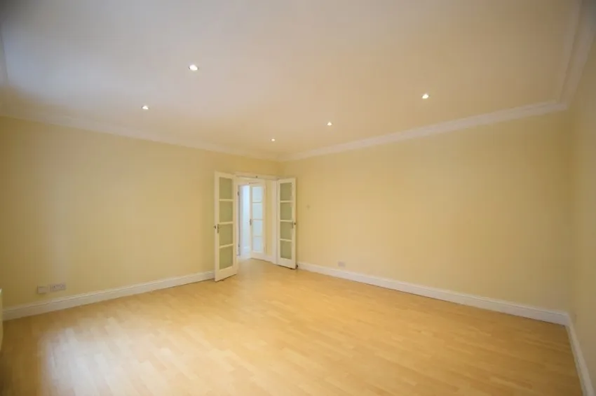 Chiswick High Road, W4, photo 5