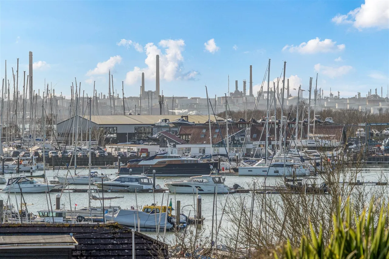 4 bed house for sale — Thornton Avenue, Warsash