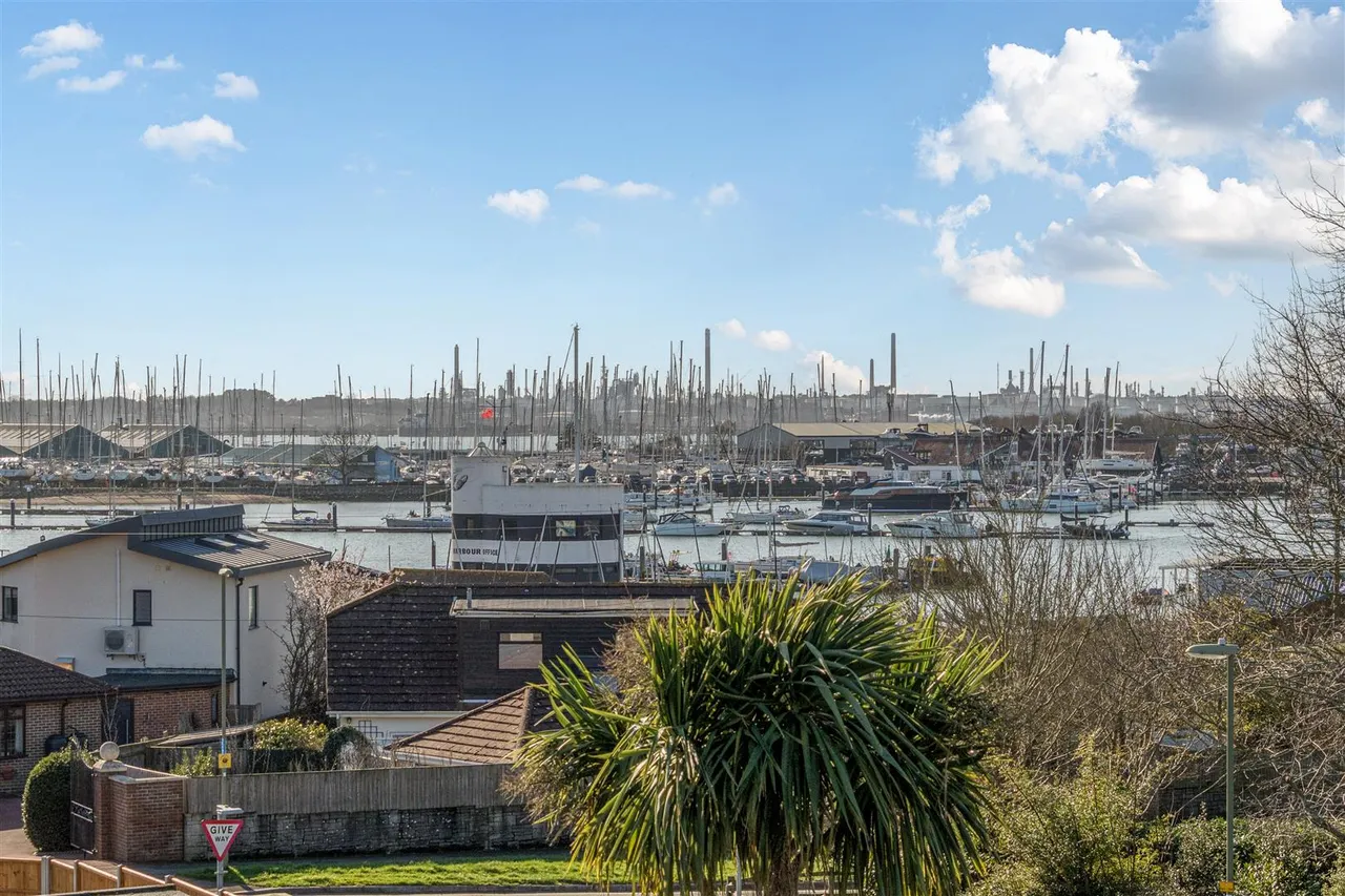 Thornton Avenue, Warsash, photo 11