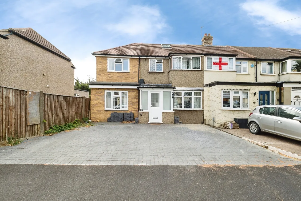 7 bed house for sale — Diban Avenue, Hornchurch, RM12