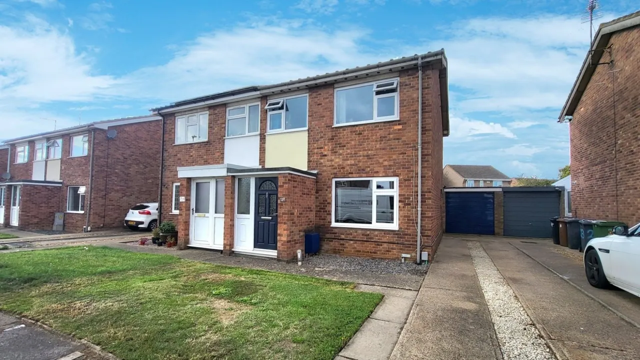 3 bed house for sale — Pratt Avenue, Paston, Peterborough, PE4