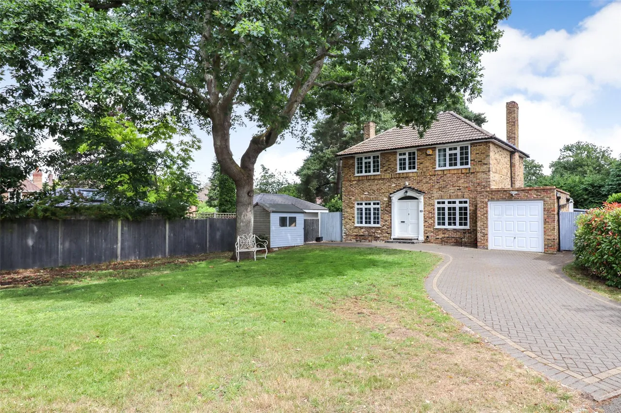 4 bed house for sale — Coombe Drive, Fleet, Hampshire, GU51 3DY