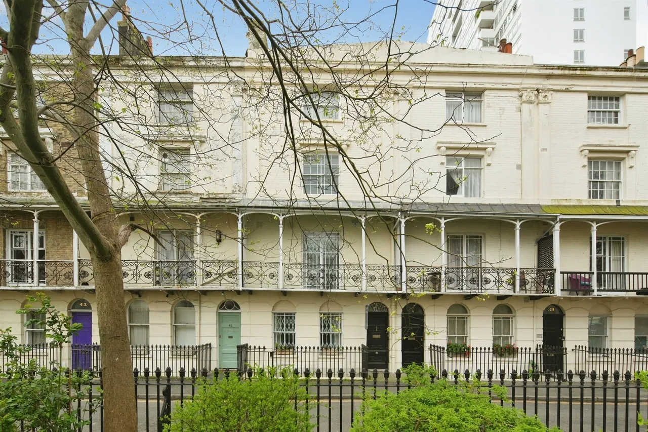 2 bed flat for sale — Russell Square, Brighton