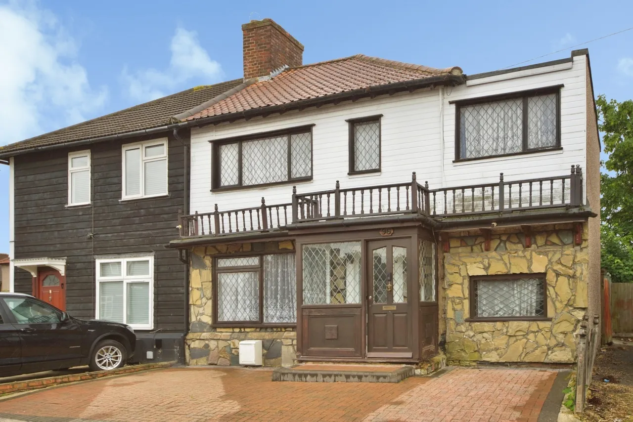 4 bed house for sale — Holgate Road, Dagenham, RM10