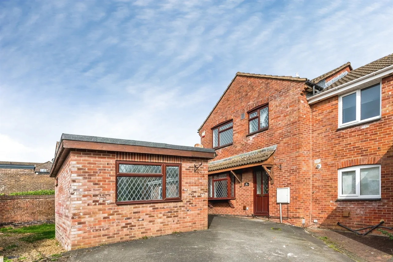 Castlefield Close, Eastleaze, Swindon, photo 3