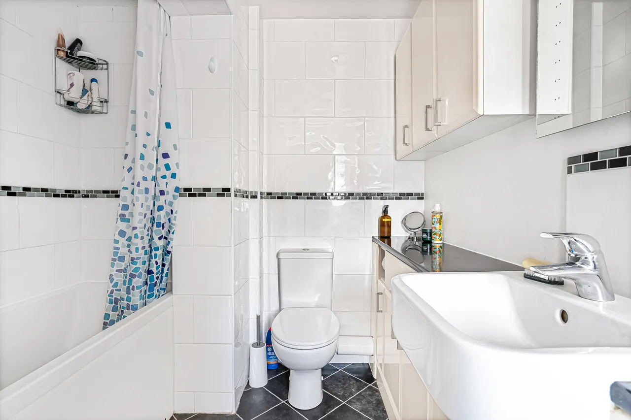 Stratton Road, Sunbury-on-Thames, TW16, photo 13