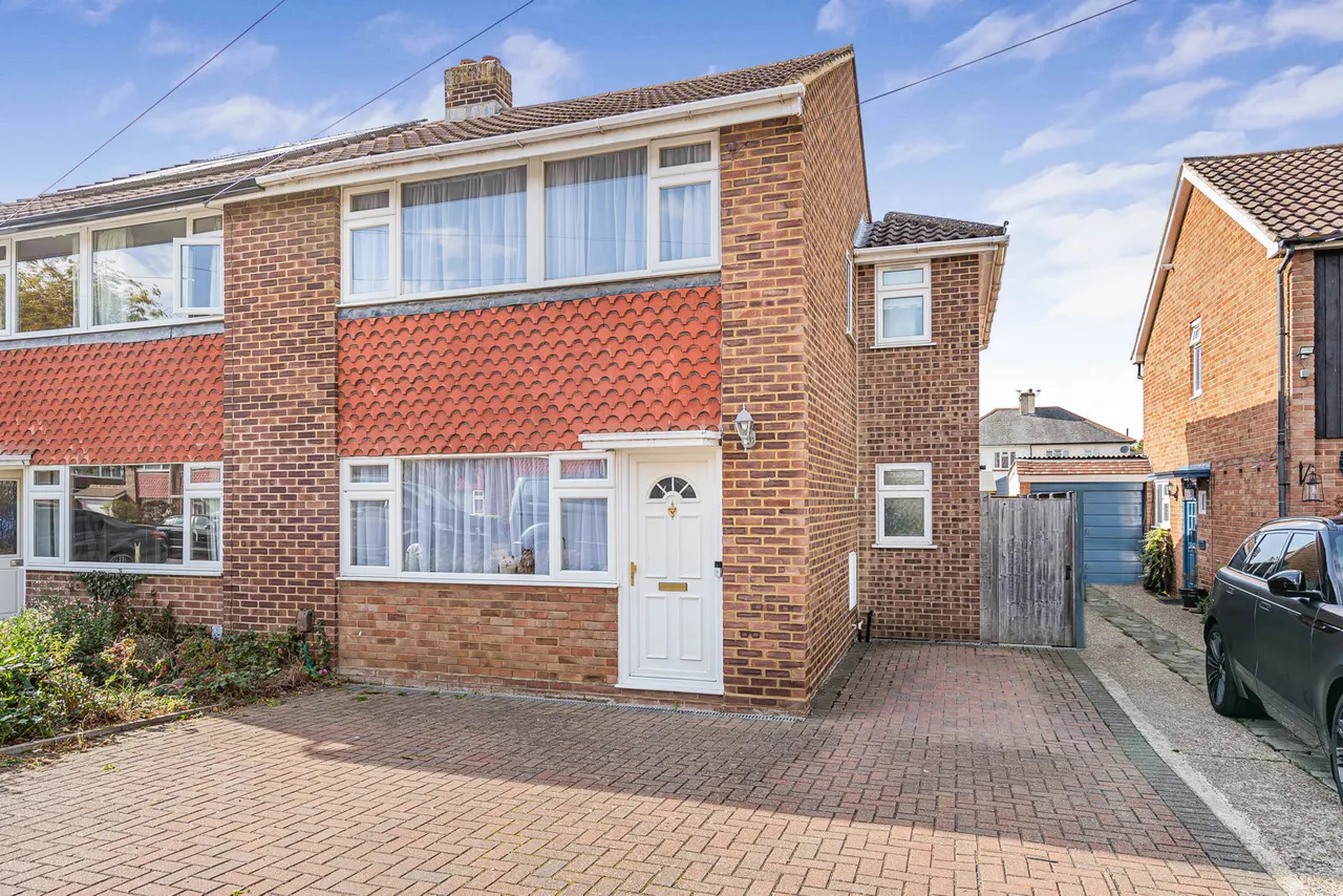 4 bed house for sale, Stratton Road, Sunbury-on-Thames, TW16