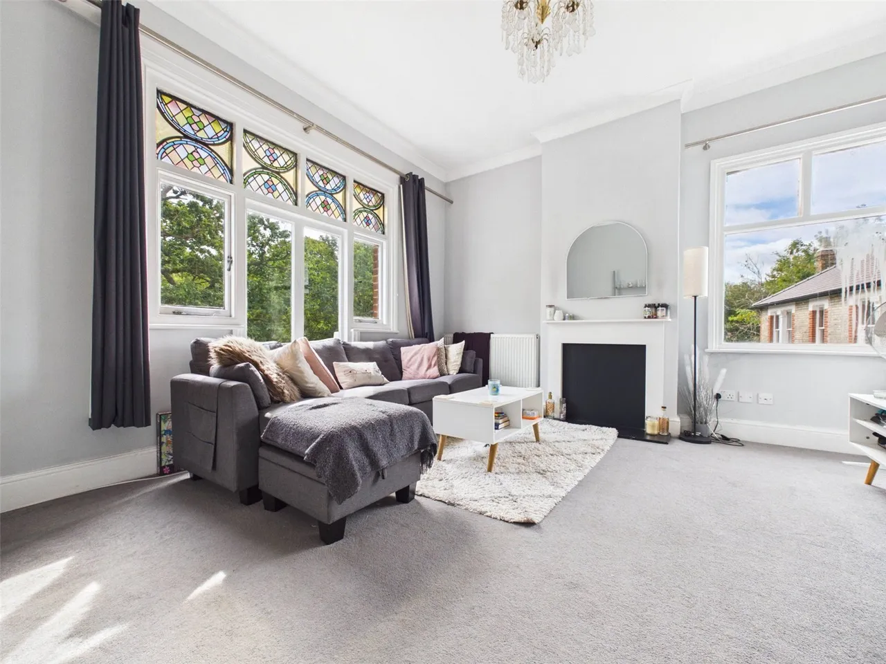 3 bed flat to rent, High Street, Hampton Hill, TW12