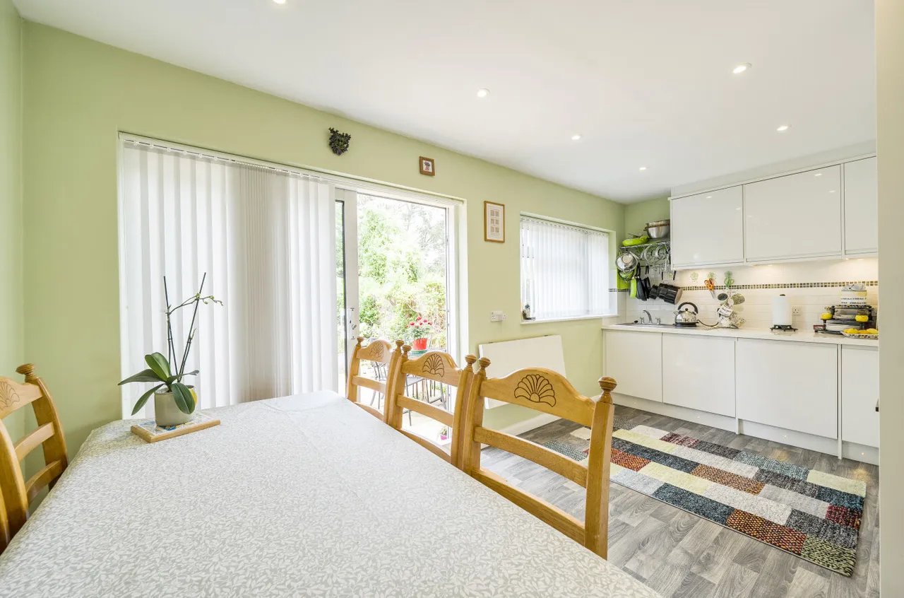 Macdonald Road, Lightwater, Surrey, GU18 5XY, photo 2