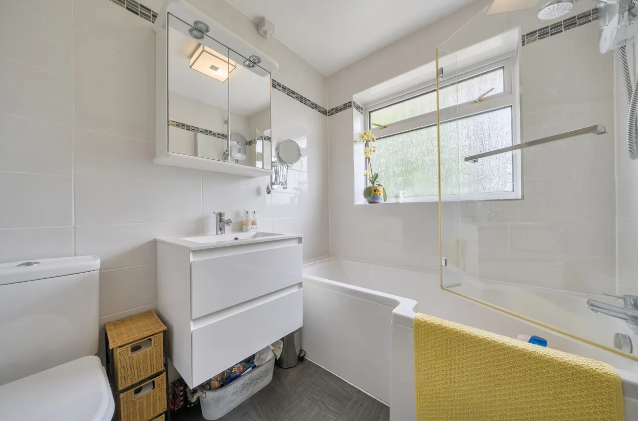 Macdonald Road, Lightwater, Surrey, GU18 5XY, photo 11