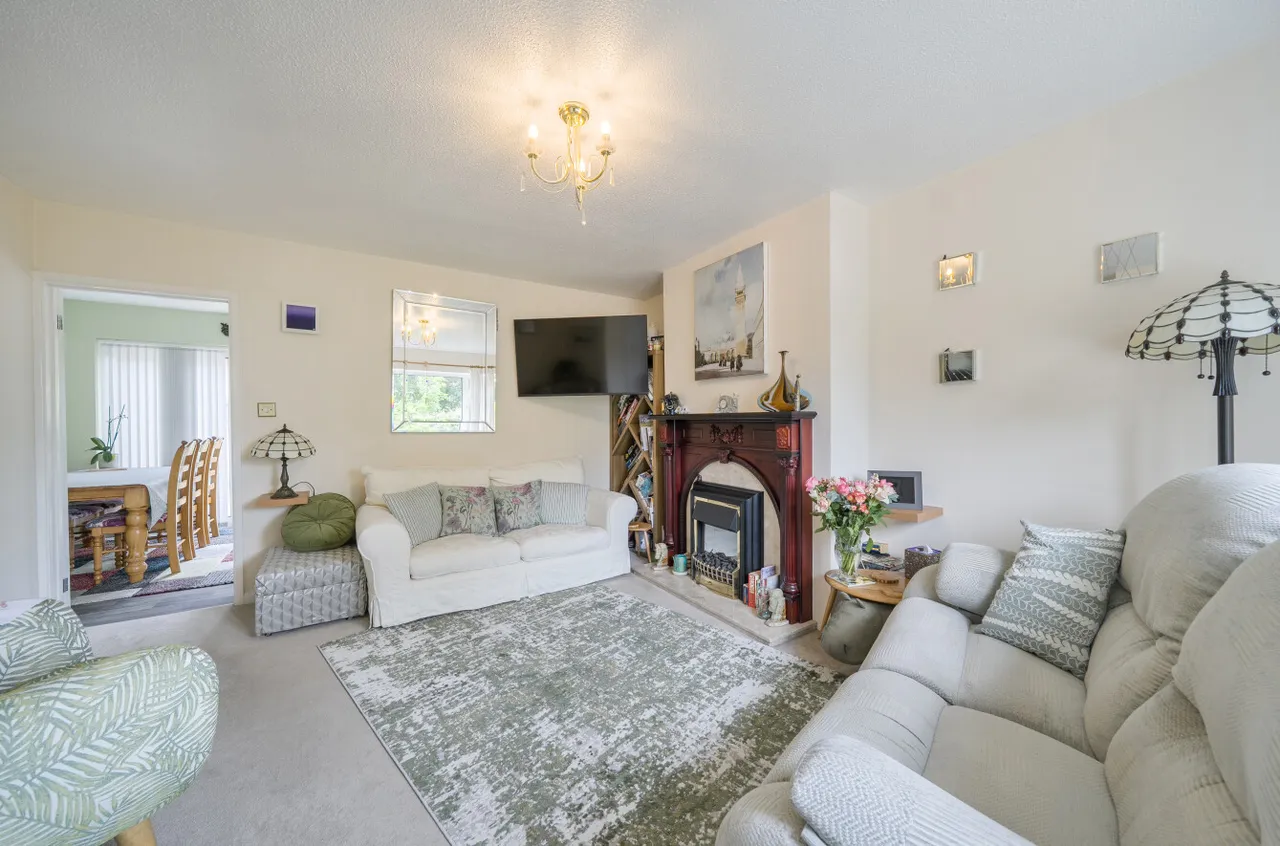 Macdonald Road, Lightwater, Surrey, GU18 5XY, photo 5