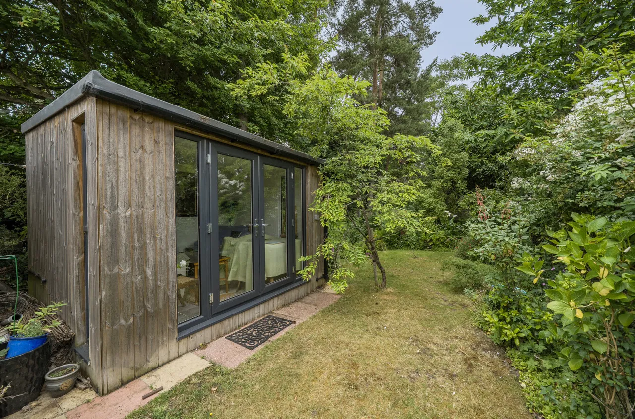 Macdonald Road, Lightwater, Surrey, GU18 5XY, photo 17