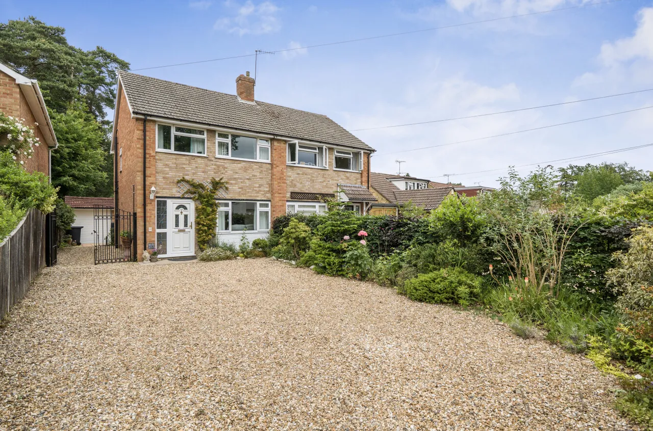 3 bed house for sale — Macdonald Road, Lightwater, Surrey, GU18 5XY