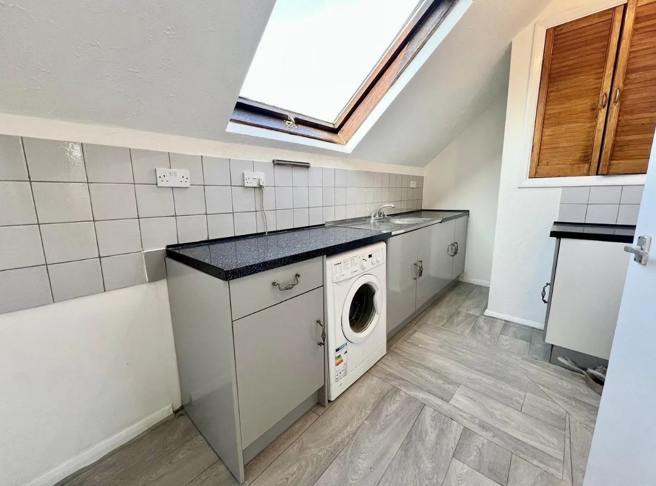 Brighton Road, Purley, CR8, photo 2