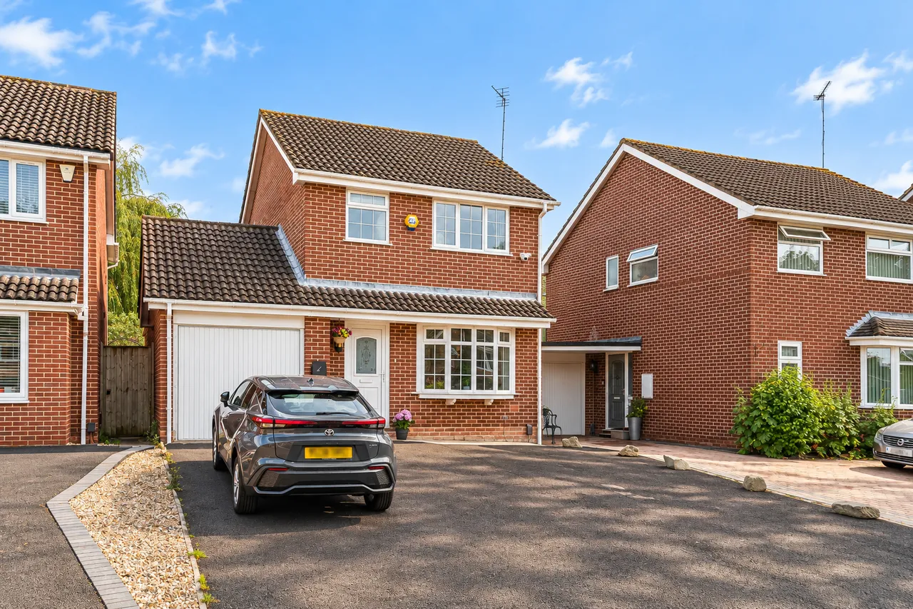 3 bed house for sale, Darwin Close, Cheltenham, GL51