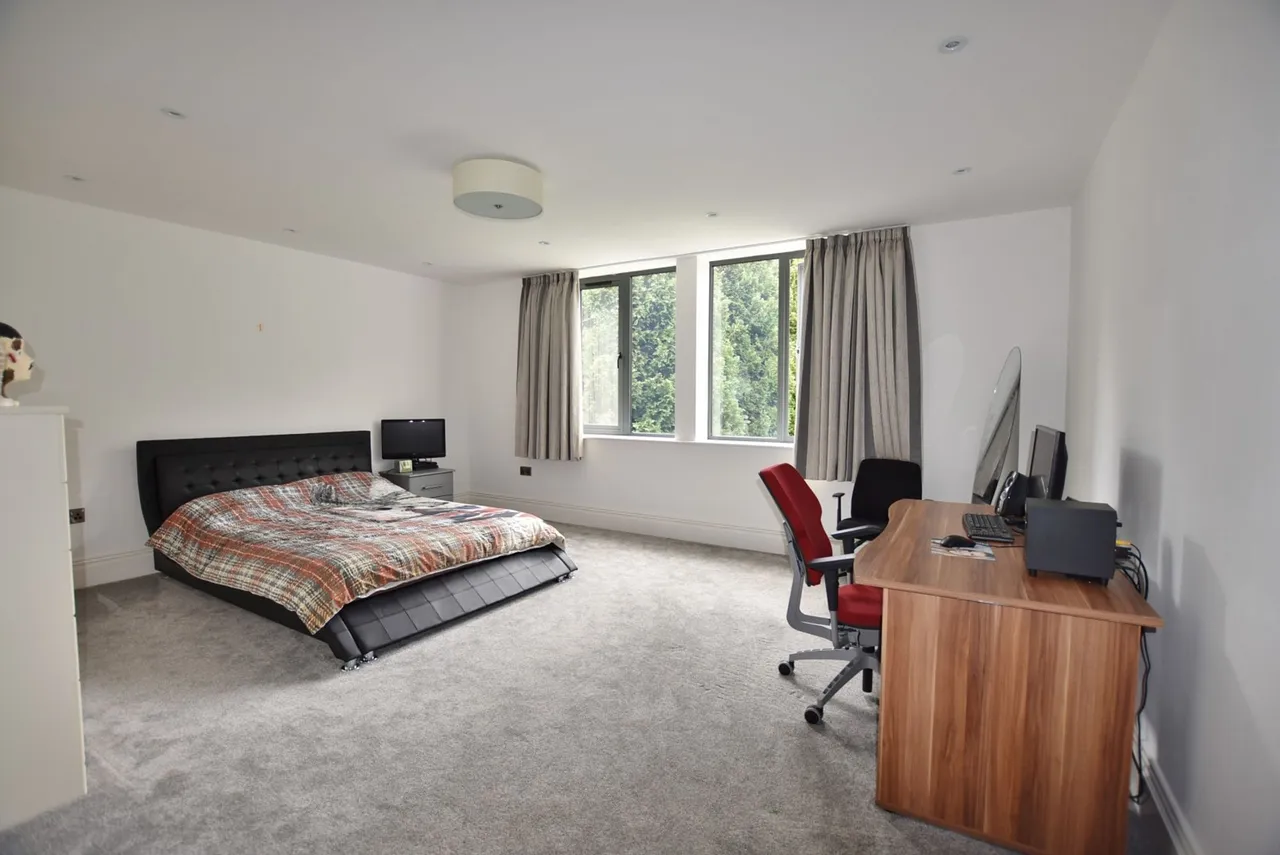 Hale Road, Altrincham, photo 13