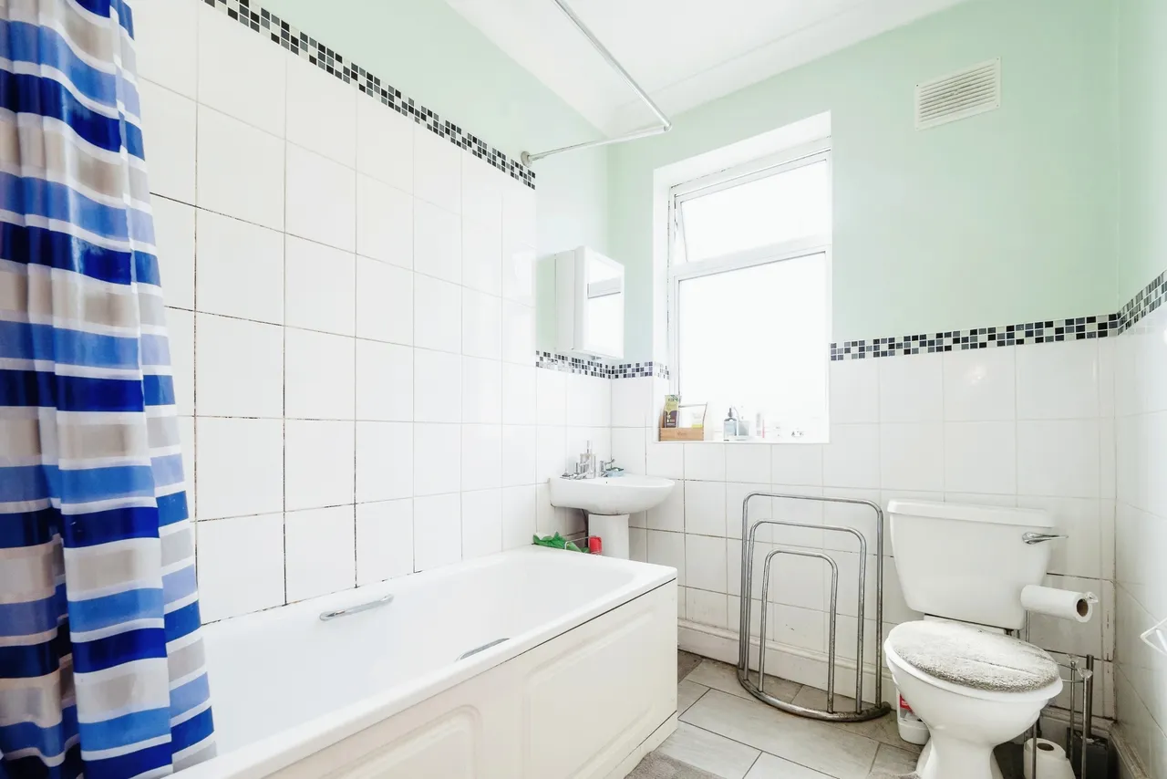 Stirling Road, London, E13, photo 9