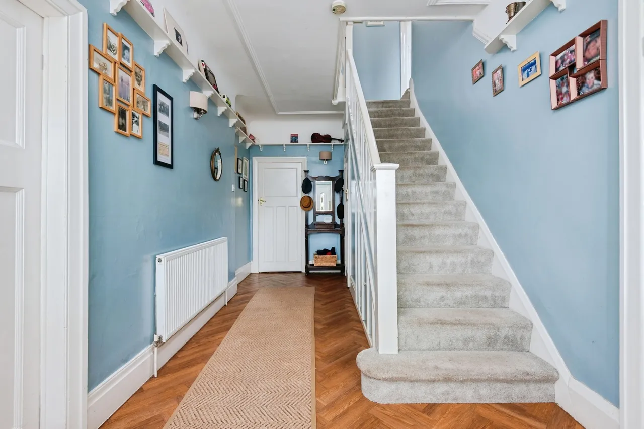 Aigburth Road, Liverpool, L19, photo 2