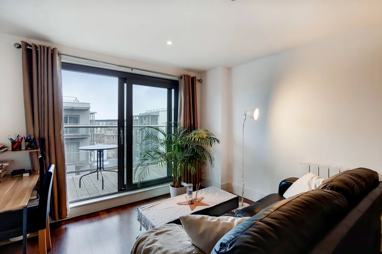 612 West Carriage House, Royal Carriage Mews, London, photo 2