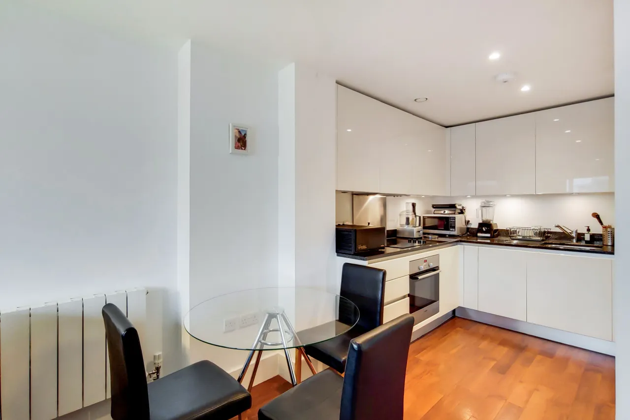 612 West Carriage House, Royal Carriage Mews, London, photo 4
