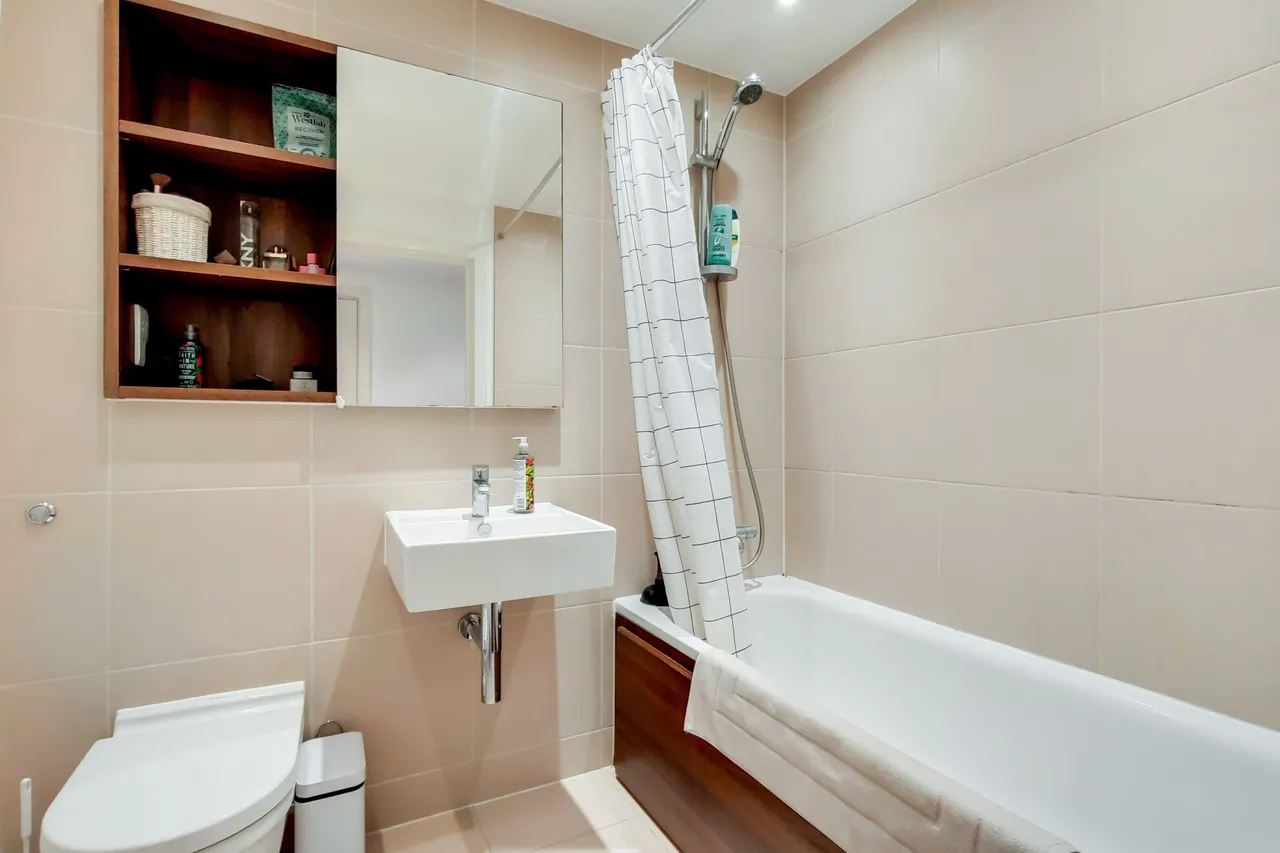 612 West Carriage House, Royal Carriage Mews, London, photo 11