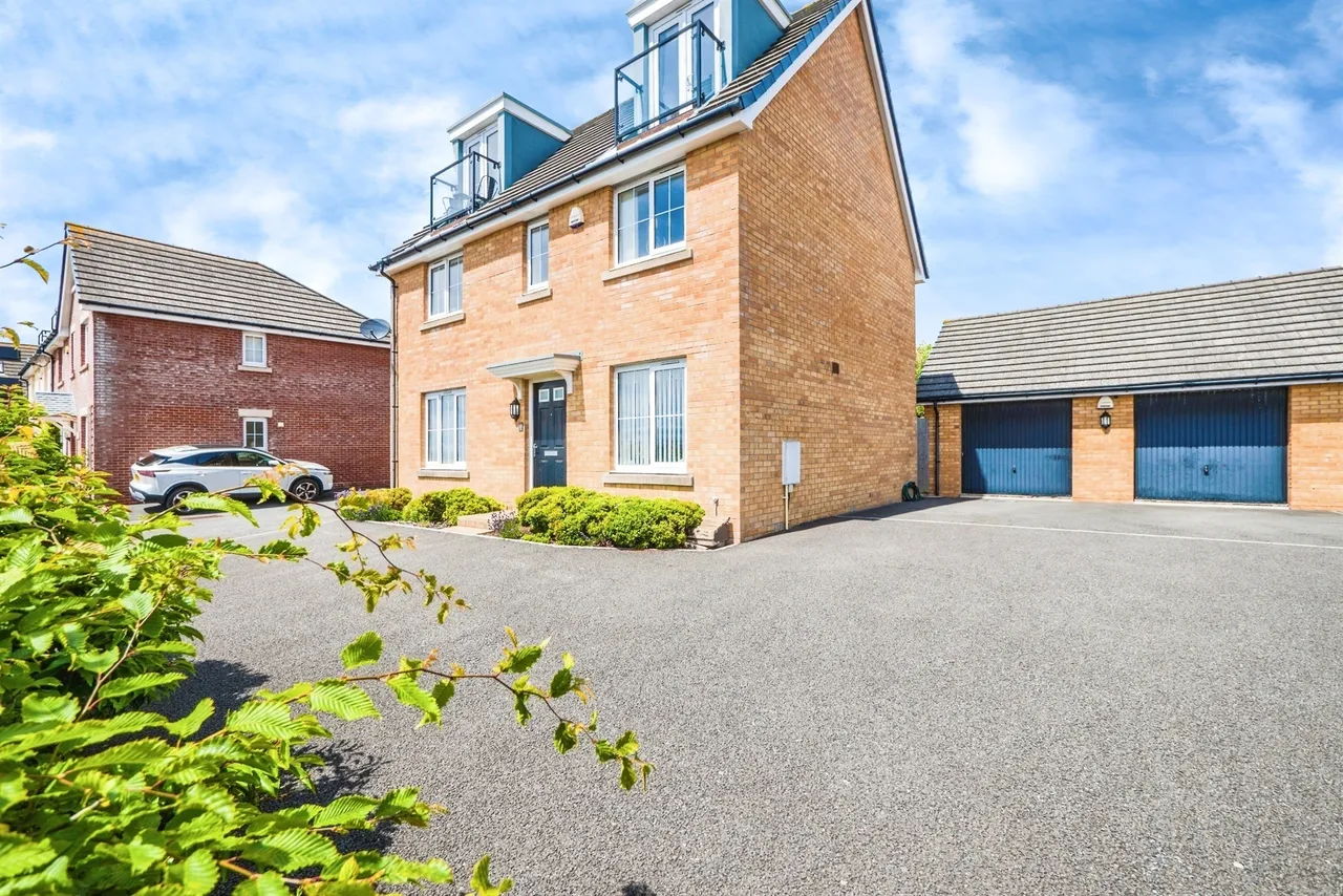 5 bed house for sale — Heol Y Sianel, Rhoose, Barry