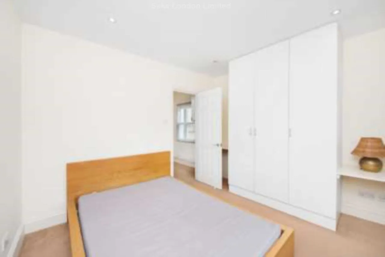 Balham High Road, Tooting Bec, SW17 7BE, photo 2