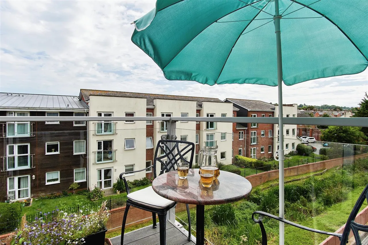 1 bed flat for sale, Foxes Road, Newport, PO30
