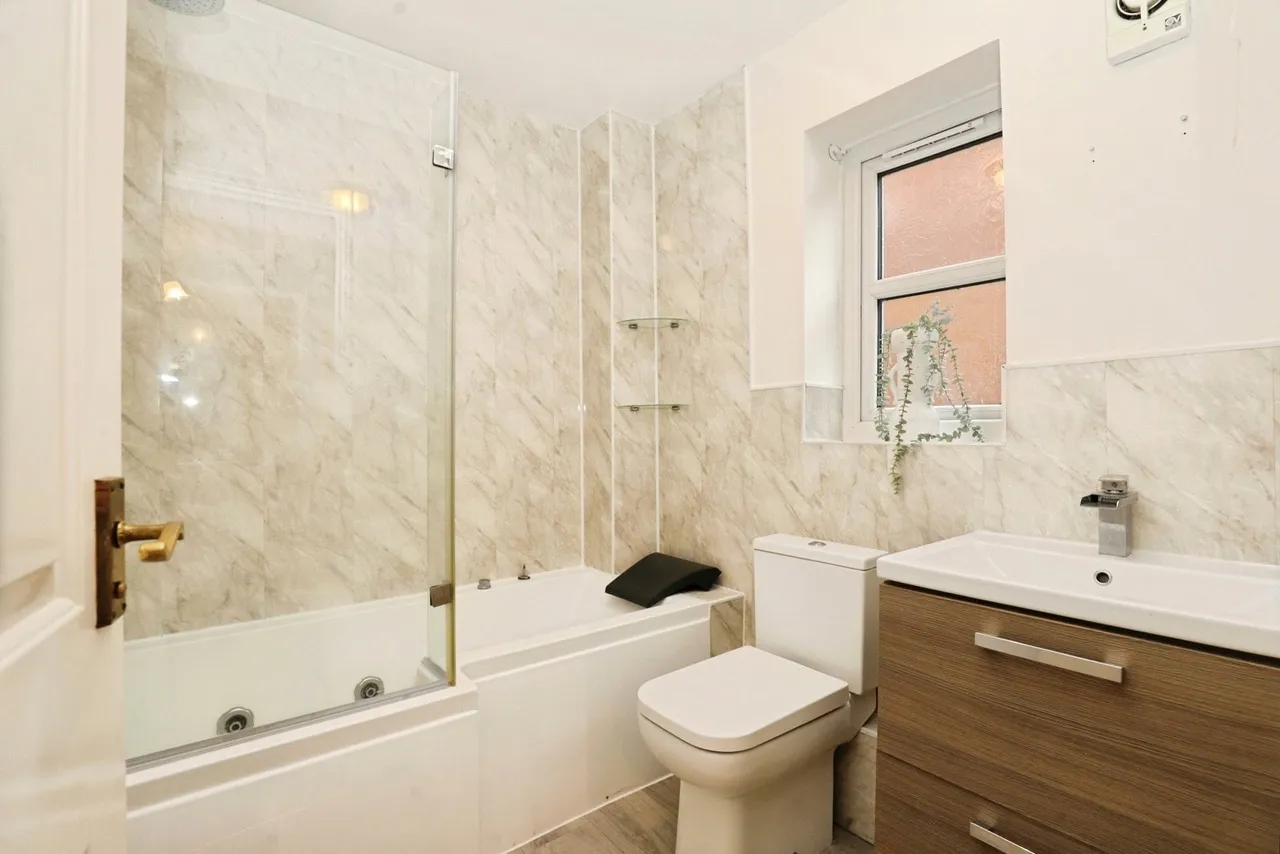 Blackthorn Close, Wistaston, Crewe, Cheshire, CW2, photo 19