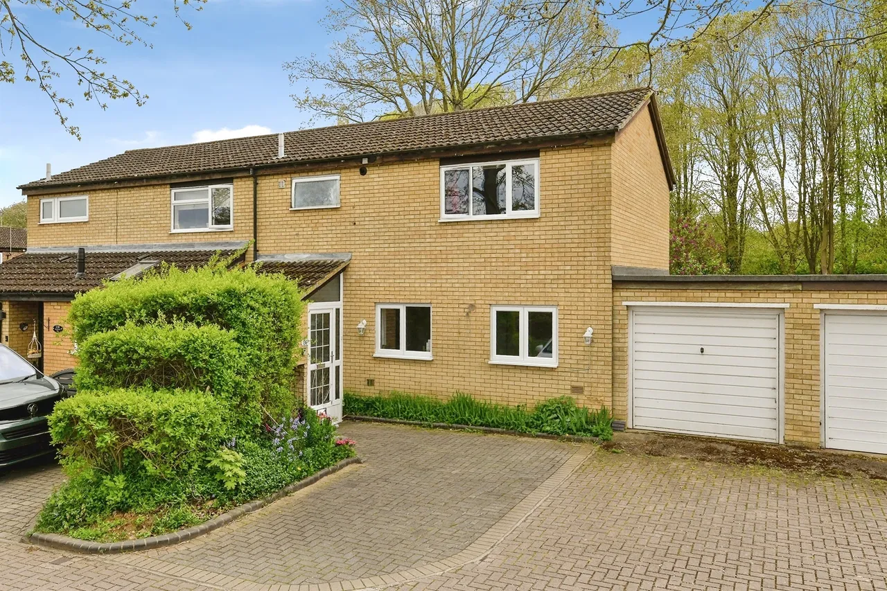 3 bed house for sale — Blenheim Way, Stevenage