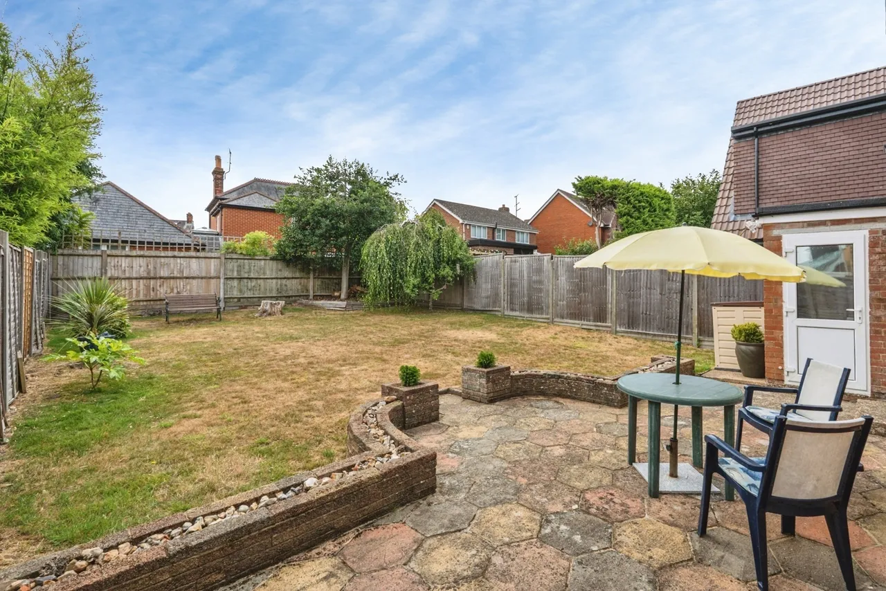 Willow Way, Farnham, GU9, photo 2