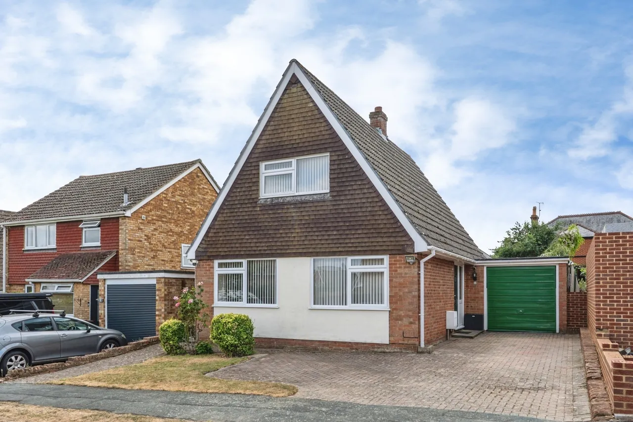 3 bed house for sale, Willow Way, Farnham, GU9
