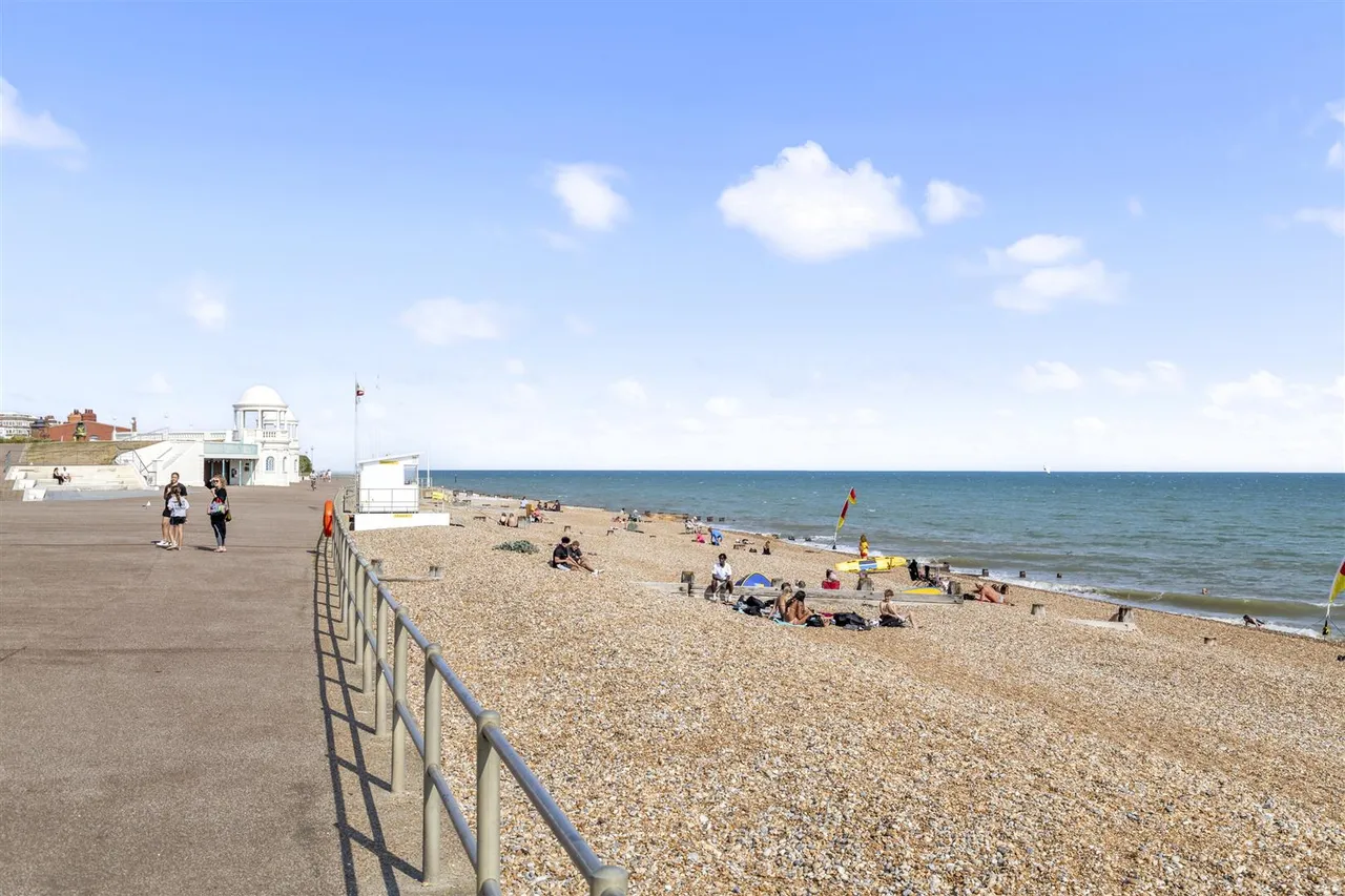 West Parade, Bexhill-On-Sea, Sussex, TN39 3HS, photo 13