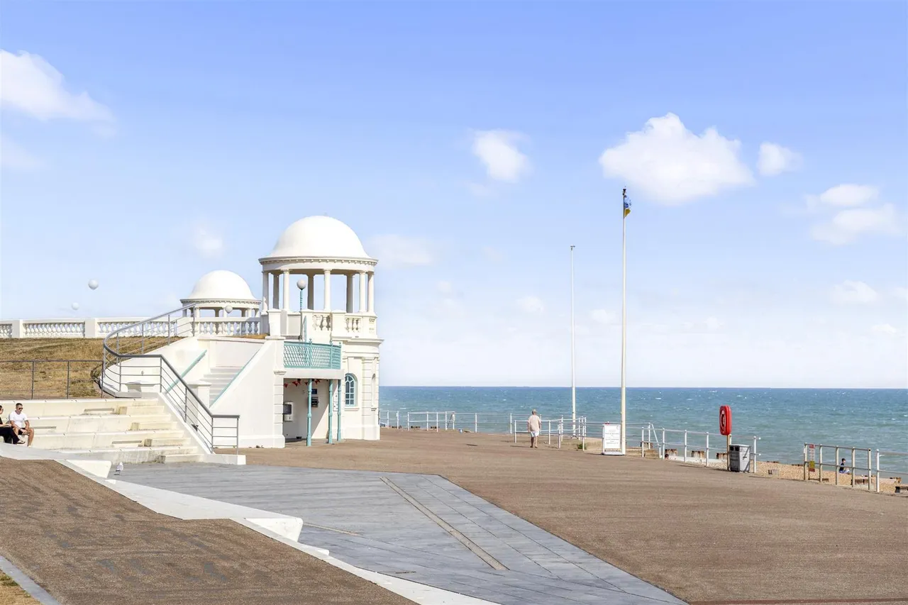 West Parade, Bexhill-On-Sea, Sussex, TN39 3HS, photo 12