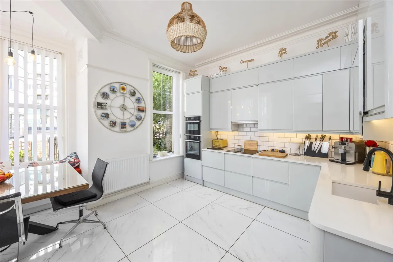 West Parade, Bexhill-On-Sea, Sussex, TN39 3HS, photo 17