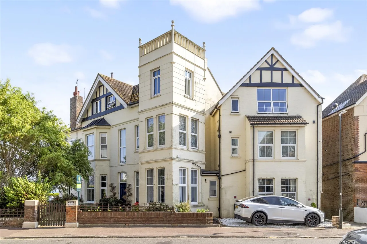 3 bed flat for sale — West Parade, Bexhill-On-Sea, Sussex, TN39 3HS